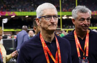 Apple’s Stock Price Falls After Exec Says It Is Considering Injecting Safari With AI